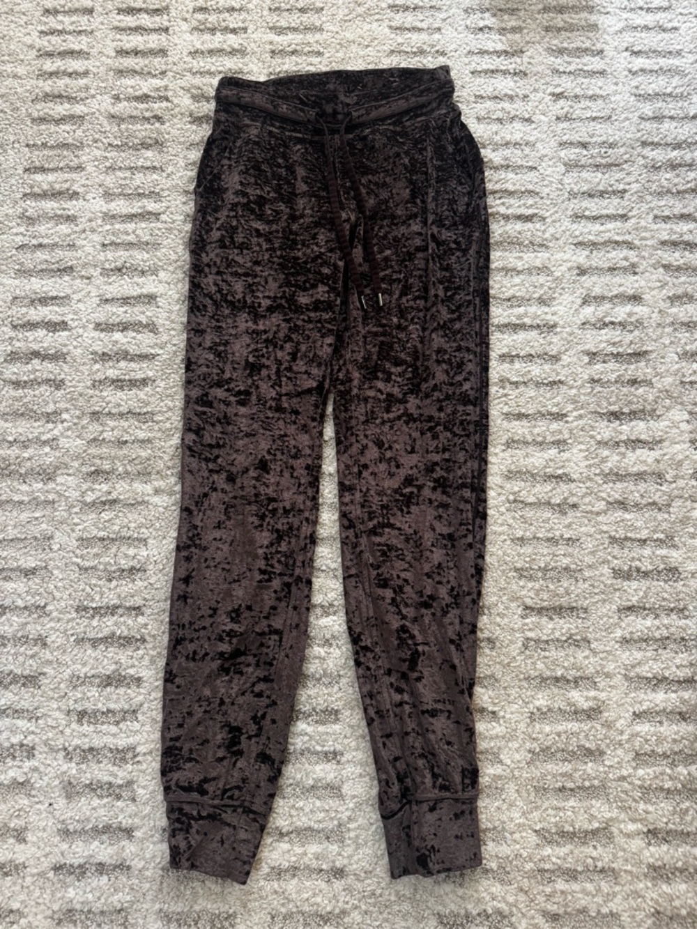 Lululemon Women’s Size 4 Crushed Velvet Jogger Pants in Deep Brown. EUC